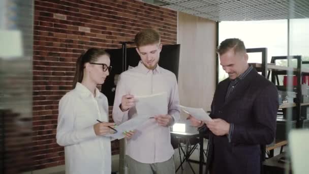 Gruppe Junger Geschäftsleute Die Zusammen Einem Modernen Büro Stehen Und — Stockvideo