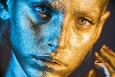 Parlak ışıltılar moda model kadın altın cilt yüz, Trendy parlayan altın cilt makyaj. Glitter metalik parlaklık makyaj 