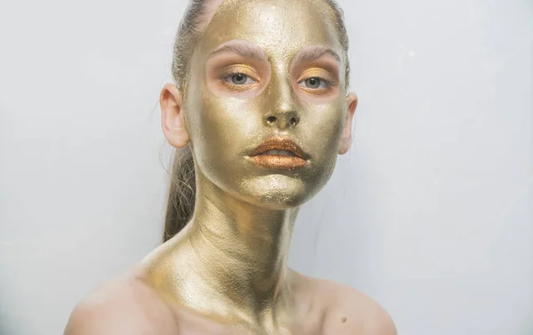 Bliska Dziewczyna Portret Trzymać Makijaż Szczotka Twarz Złoto — Zdjęcie stockowe