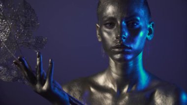 Parlak ışıltılar moda model kadın altın cilt yüz, Trendy parlayan altın cilt makyaj. Glitter metalik parlaklık makyaj 