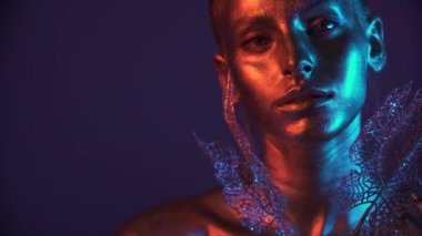 Parlak ışıltılar moda model kadın altın cilt yüz, Trendy parlayan altın cilt makyaj. Glitter metalik parlaklık makyaj 