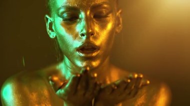 Parlak ışıltılar moda model kadın altın cilt yüz, Trendy parlayan altın cilt makyaj. Glitter metalik parlaklık makyaj 