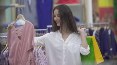 bir alışveriş merkezinde bir giyim mağazasında kız