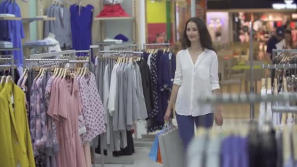 Menina Uma Loja Roupas Centro Comercial — Vídeo de Stock