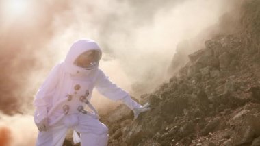 Uzay Kıyafeti Cesur Astronot Sis Kaplı Kızıl Gezegen Mars araştırıyor. Macera. Uzay Yolculuğu, Yaşanabilir Dünya ve Sömürgecilik Kavramı
