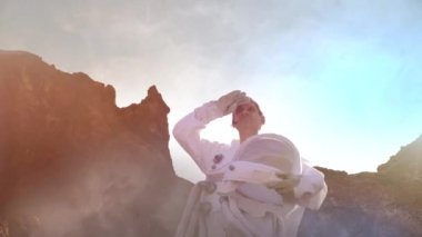 Uzay Kıyafeti Cesur Astronot Sis Kaplı Kızıl Gezegen Mars araştırıyor. Macera. Uzay Yolculuğu, Yaşanabilir Dünya ve Sömürgecilik Kavramı