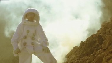 Uzay Kıyafeti Cesur Astronot Sis Kaplı Kızıl Gezegen Mars araştırıyor. Macera. Uzay Yolculuğu, Yaşanabilir Dünya ve Sömürgecilik Kavramı