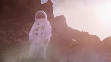 Uzay Kıyafeti Cesur Astronot Sis Kaplı Kızıl Gezegen Mars araştırıyor. Macera. Uzay Yolculuğu, Yaşanabilir Dünya ve Sömürgecilik Kavramı