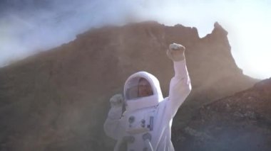 Uzay Kıyafeti Cesur Astronot Sis Kaplı Kızıl Gezegen Mars araştırıyor. Macera. Uzay Yolculuğu, Yaşanabilir Dünya ve Sömürgecilik Kavramı