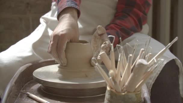 波特手的特写把一罐黏土雕刻在波特的轮子上 — 图库视频影像
