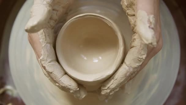 波特手的特写把一罐黏土雕刻在波特的轮子上 — 图库视频影像