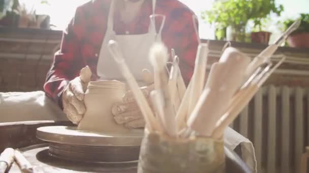 Ung Framgångsrik Keramiker Arbetskläder Som Arbetar Över Lera Objekt Sin — Stockvideo