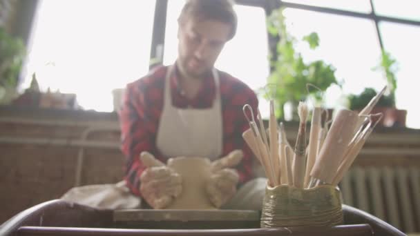 Jonge Succesvolle Potter Werkkleding Werken Nieuwe Klei Item Zijn Eigen — Stockvideo