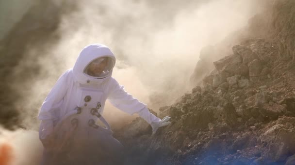 Valiente Astronauta Traje Espacial Explora Planeta Rojo Marte Cubierto Niebla — Vídeo de stock