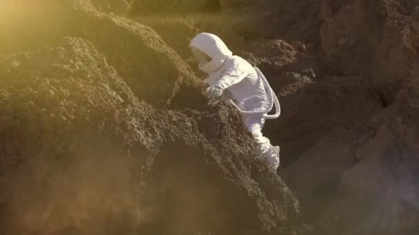 Astronauta Corajoso Terno Espacial Explora Planeta Vermelho Marte Coberto Névoa — Vídeo de Stock