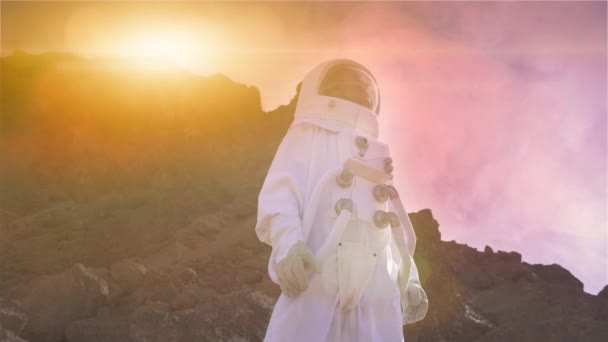 宇宙服を着た勇敢な宇宙飛行士は 霧に覆われた赤い惑星火星を探検します 宇宙旅行 居住可能な世界と植民地化の概念 — ストック動画