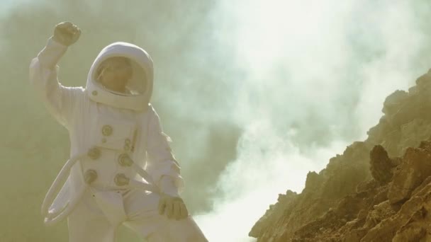 Moedige Astronaut Ruimtepak Verkent Red Planet Mars Bedekt Met Mist — Stockvideo