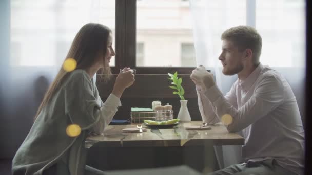 아름다운 부부가 데이트중에 커피를 마시며 즐거운 시간을 보내고 — 비디오
