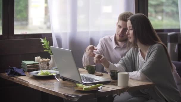 Pareja Joven Está Trabajando Cafetería Ordenador Portátil Sonriendo — Vídeos de Stock