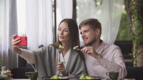 Porträtt Glad Unga Paret Tar Selfie Samtidigt Lunch Tillsammans Vid — Stockvideo