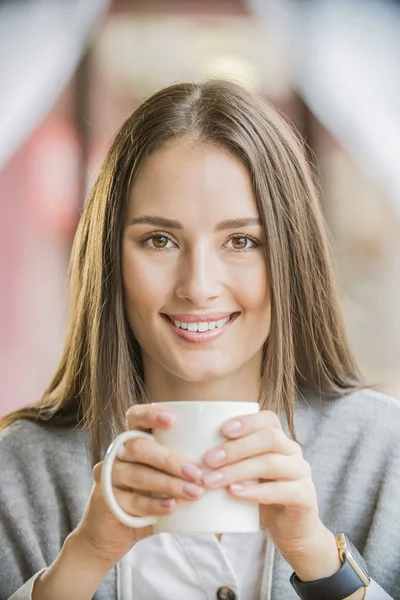 Retrato Una Hermosa Chica Con Una Taza Café Café —  Fotos de Stock