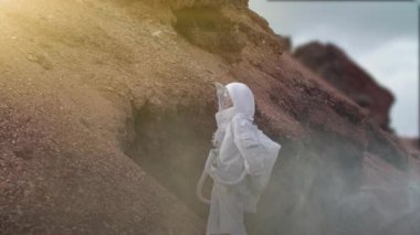 uzayda astronot kostüm giyen 