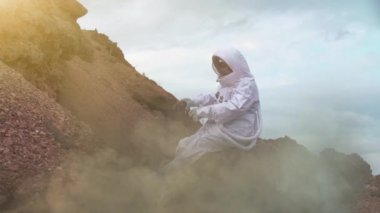 uzayda astronot kostüm giyen 