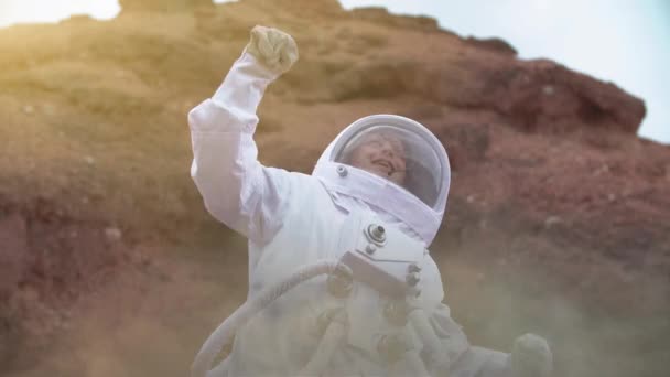 Αστροναύτης Στο Διάστημα Φορώντας Κοστούμια — Αρχείο Βίντεο
