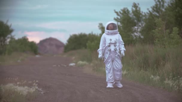 Astronaut Vesmíru Nosí Kostým — Stock video