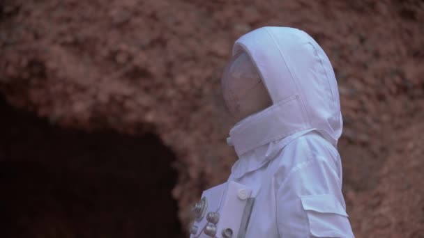 宇航员在太空穿衣服 — 图库视频影像