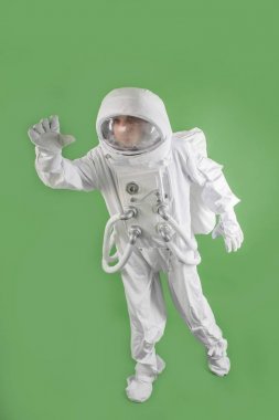 uzayda astronot elini sallayarak