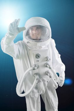uzayda astronot elini sallayarak