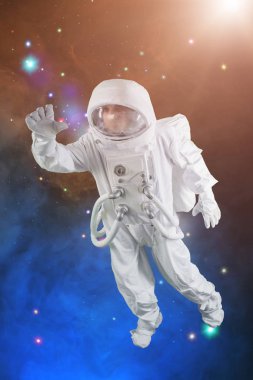 uzayda astronot elini sallayarak