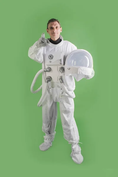 ヘルメットの宇宙服を持ち 笑顔を浮かべた宇宙飛行士 — ストック写真