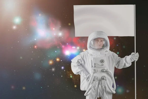 手に旗空の白いバナーを持つ宇宙飛行士 — ストック写真