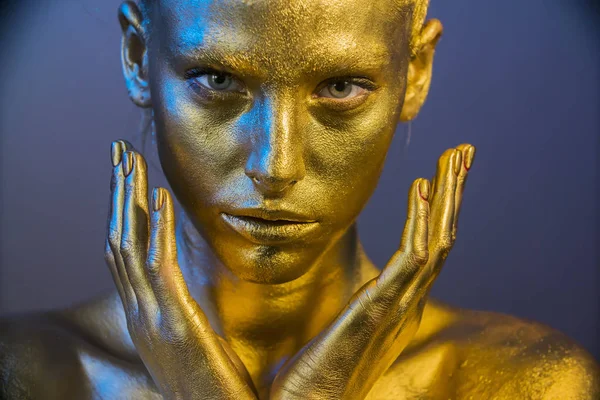 yakın portre kız makyaj fırçası tutun, altın yüz makyaj