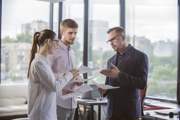 Tres Empresarios Discuten Planifican Concepto Una Oficina — Foto de Stock