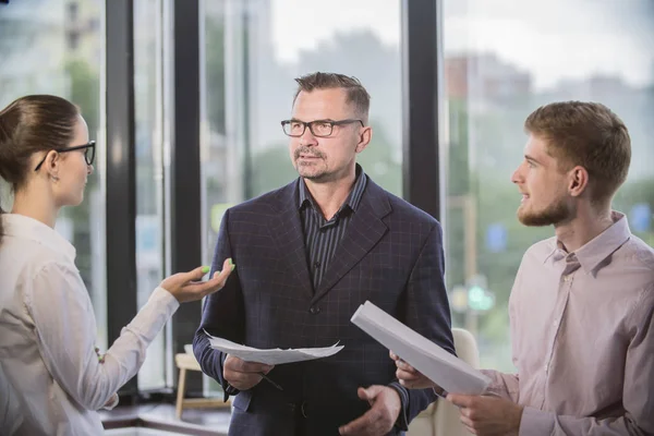 Tres Empresarios Discuten Planifican Concepto Una Oficina — Foto de Stock