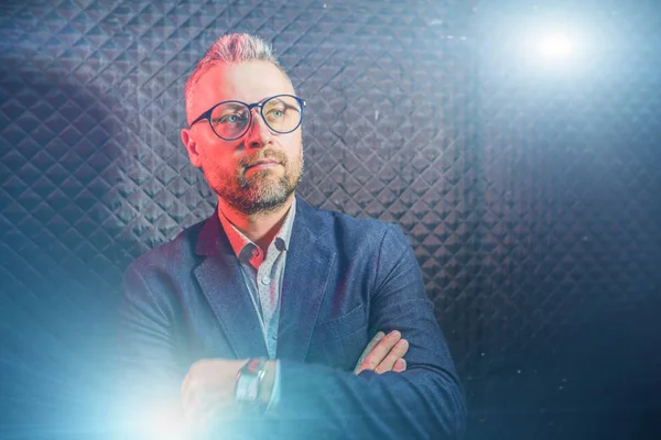 Moderno Retrato Hombre Negocios Con Luz Neón — Foto de Stock