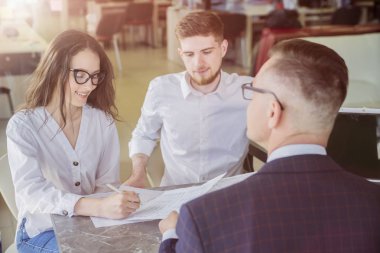 Mali danışmanla çift toplantısı. Müşterileri olan bir iş adamı. sözleşme imzalama