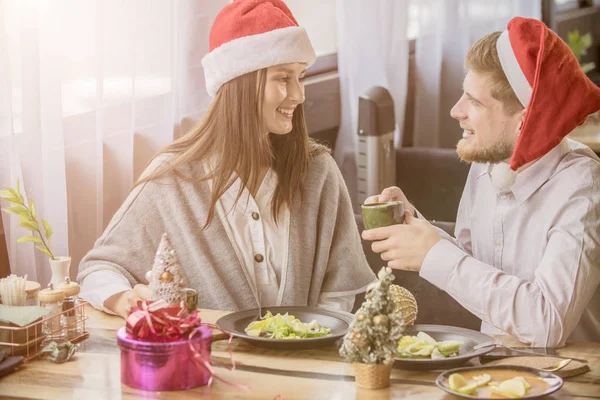 Guy Girl Celebrate Christmas Cafe — Stock Photo, Image