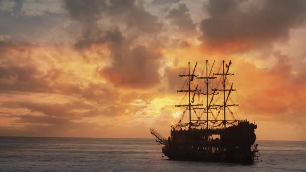 Gün Batımında Yelkenli Gemi — Stok video