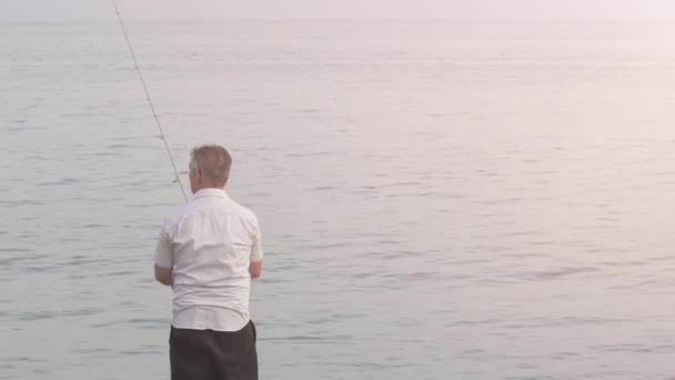 Homem Pescador Pesca Costa Mar — Vídeo de Stock