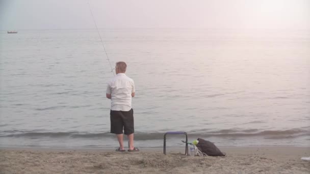 Homem Pescador Pesca Costa Mar — Vídeo de Stock