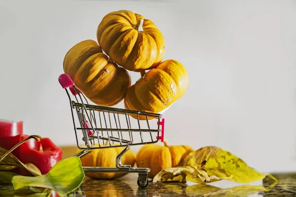 Halloween Pompoenen Mand Van Supermarkt Als Symbool Van Vakantie Kortingen — Stockfoto