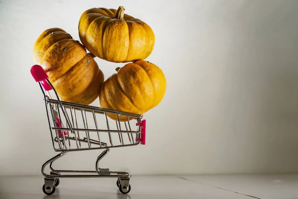 Halloween Dynie Koszyku Supermarketu Jako Symbol Zniżek Wakacyjnych Sprzedaży Jesienią — Zdjęcie stockowe