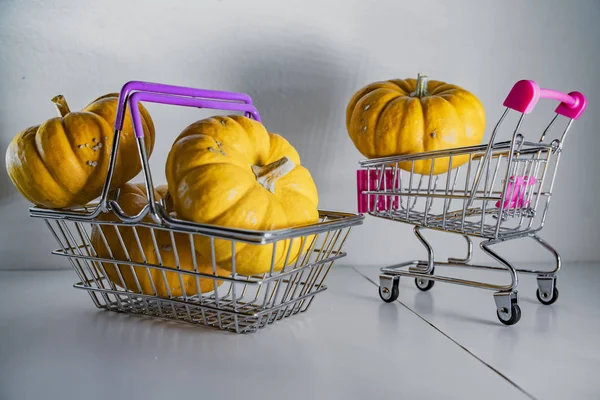 Halloween Dynie Koszyku Supermarketu Jako Symbol Zniżek Wakacyjnych Sprzedaży Jesienią — Zdjęcie stockowe