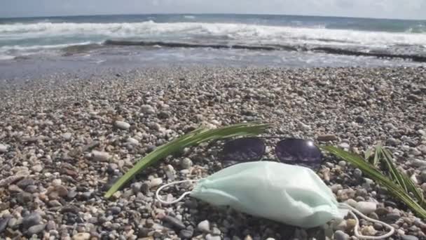 Plajda Tıbbi Maske Var Koronavirüs Salgını Sırasında Dinlenin — Stok video