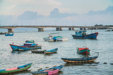 Vietnam, Nha Trang - 20 Mart 2017: Vietnam 'da popüler bir turizm merkezi olan Nha Trang şehrinin panoramik gündüz manzarası. Vietnam 'daki Nha Trang marinasında balıkçı tekneleri.