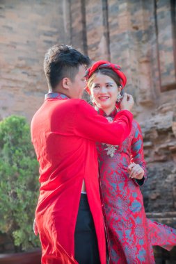 Vietnam, Nha Trang - 20 Mart 2017: damat ve gelin ulusal Vietnamlı gelinlik